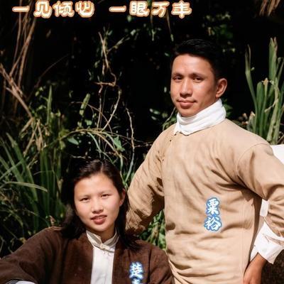 1941年，粟裕和楚青新婚留影，粟裕34岁，楚青18岁。那时的粟裕已经是新四军第