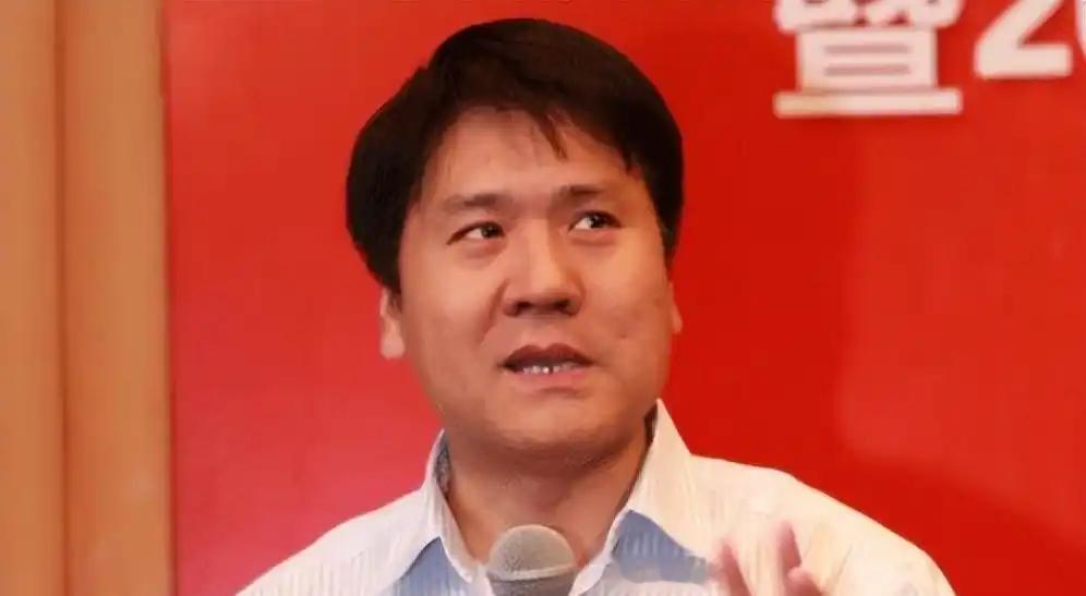 北大博士王福重发声：农民收麦子的时候，别用收割机。他给出的理由是——为了环保，为