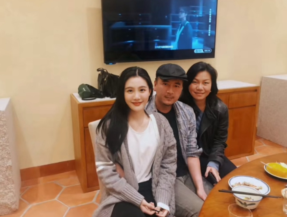 在时光长河中，赖文峰与楚铃的故事，宛如一首独特的恋曲。赖文峰，这位曾在商界掀起波