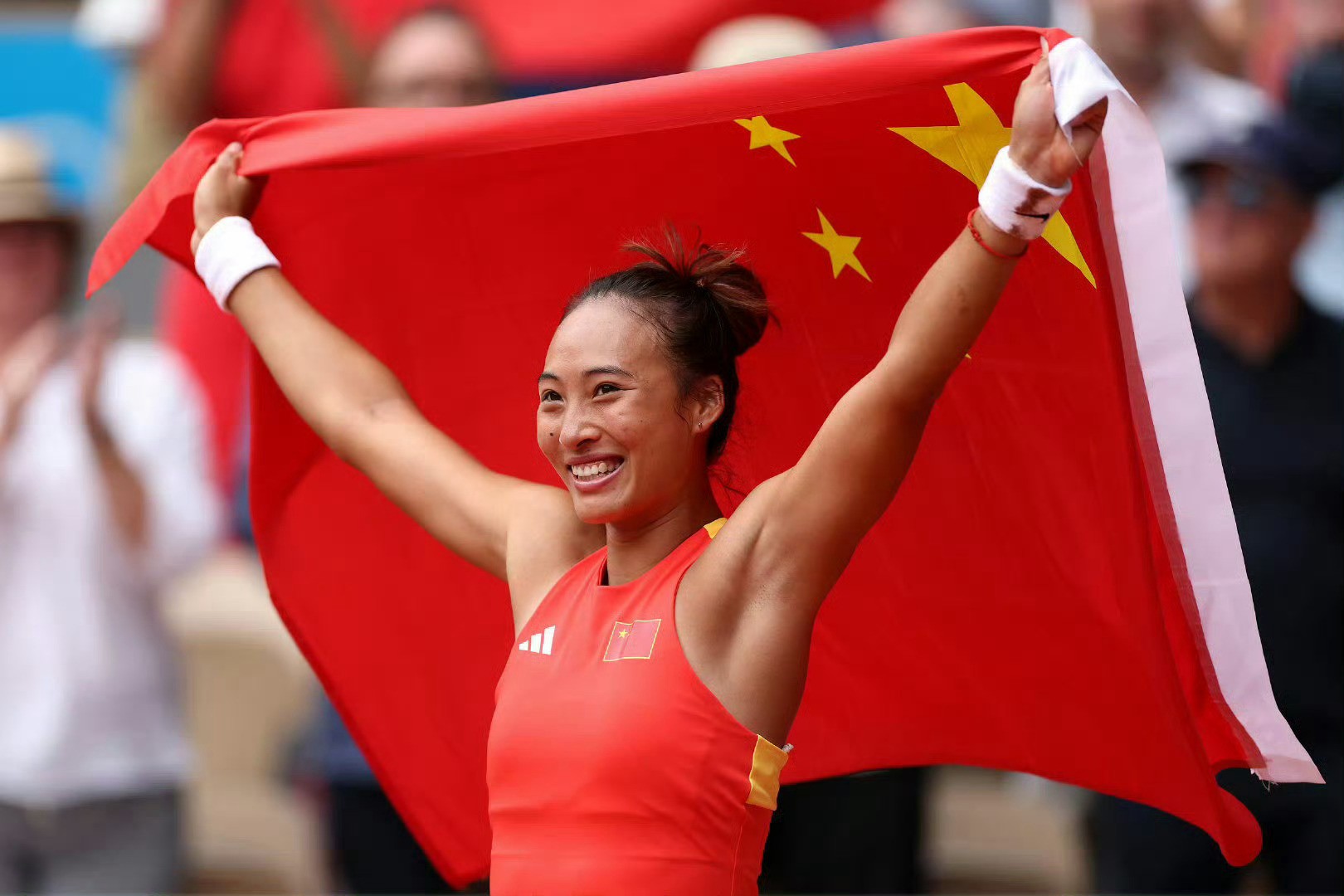 郑钦文收获感动中国荣誉！成就又迈上一个新台阶！“她将国家荣誉置于个人之上，用球拍