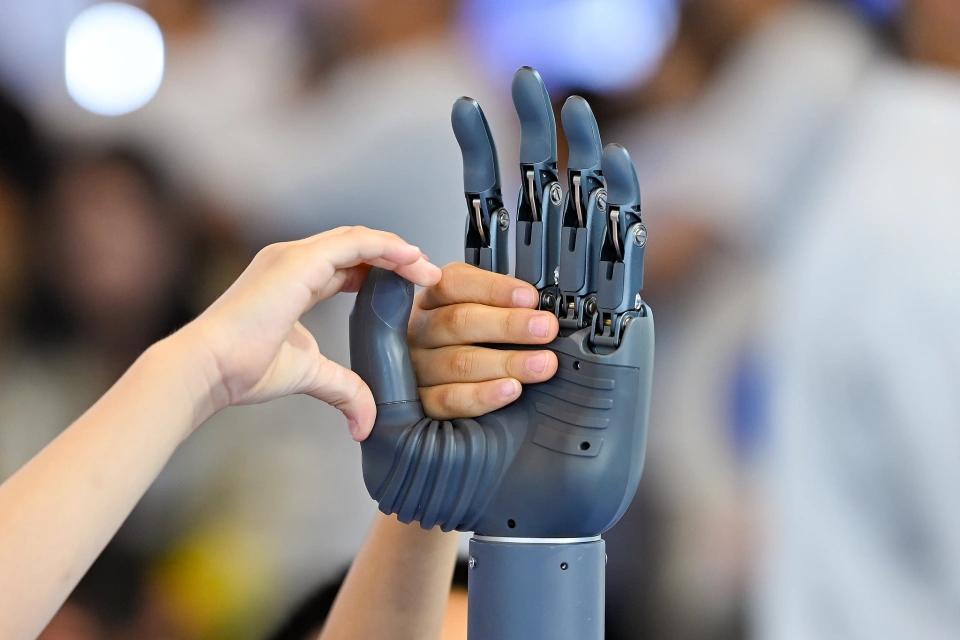 近两年，具身智能热度攀升，人形机器人成为焦点。在这场具身智能与机器人浪潮中，