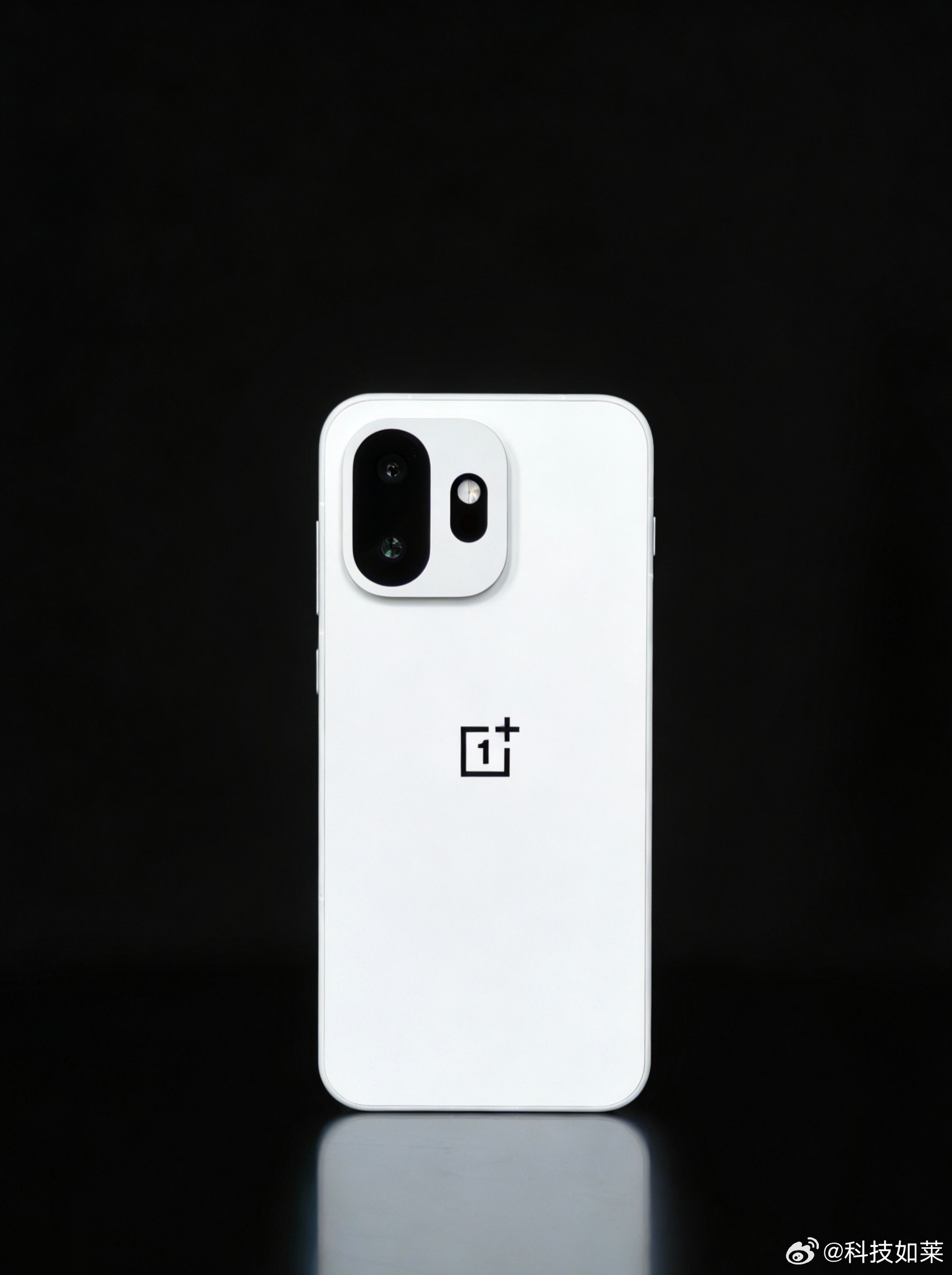 一加15T实拍图来了这个白色真的太戳我了，1.1mm极窄四等边看着就舒服，皮质感