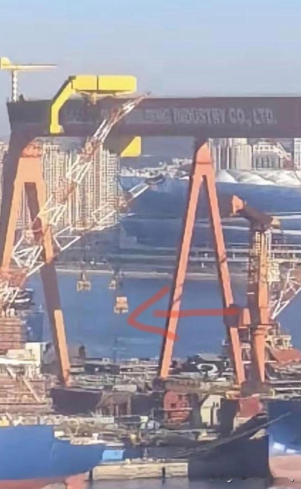 达利安进度惊人，正在吊装船尾！！模块在上船台前就已经开造了，所以现在感觉进度