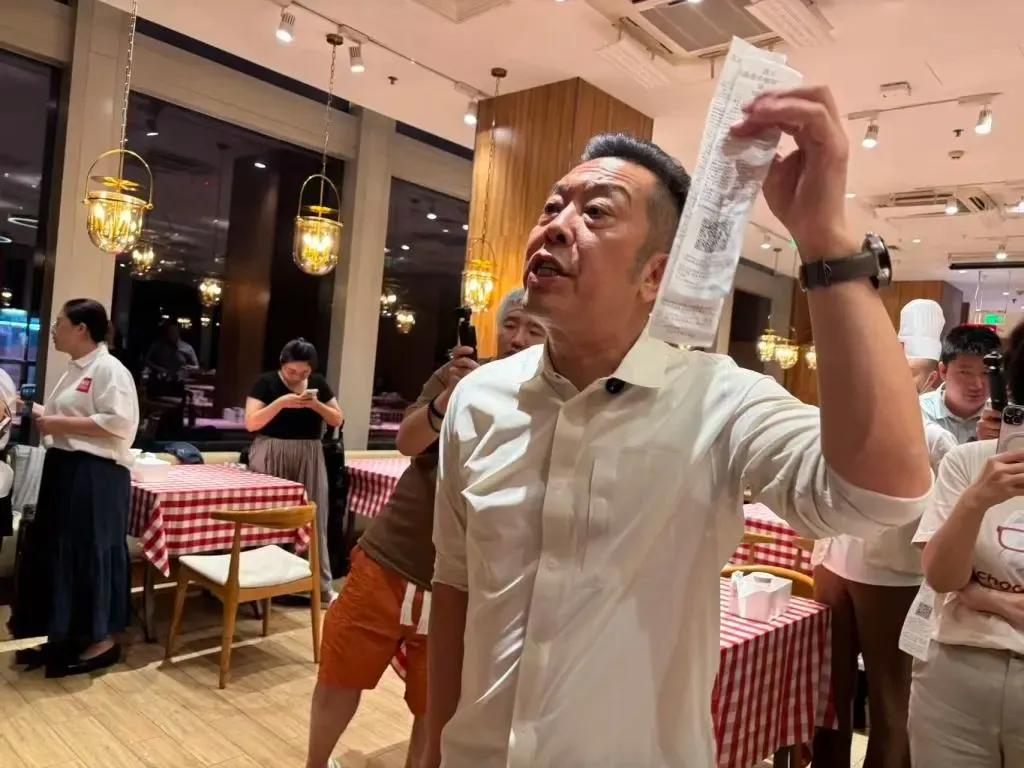 西贝和罗永浩干起来了，贾国龙强硬表态要起诉罗永浩，只是西贝这次估计很难如愿。罗永