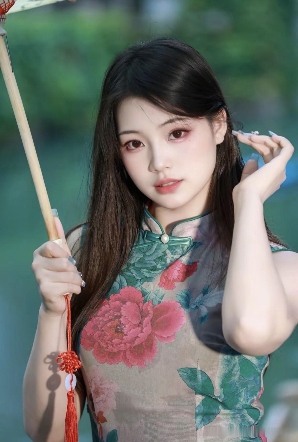 手持油纸伞，身着牡丹旗袍，少女眼神温柔似水，古风韵味拉满，一眼万年！旗袍烟雨景