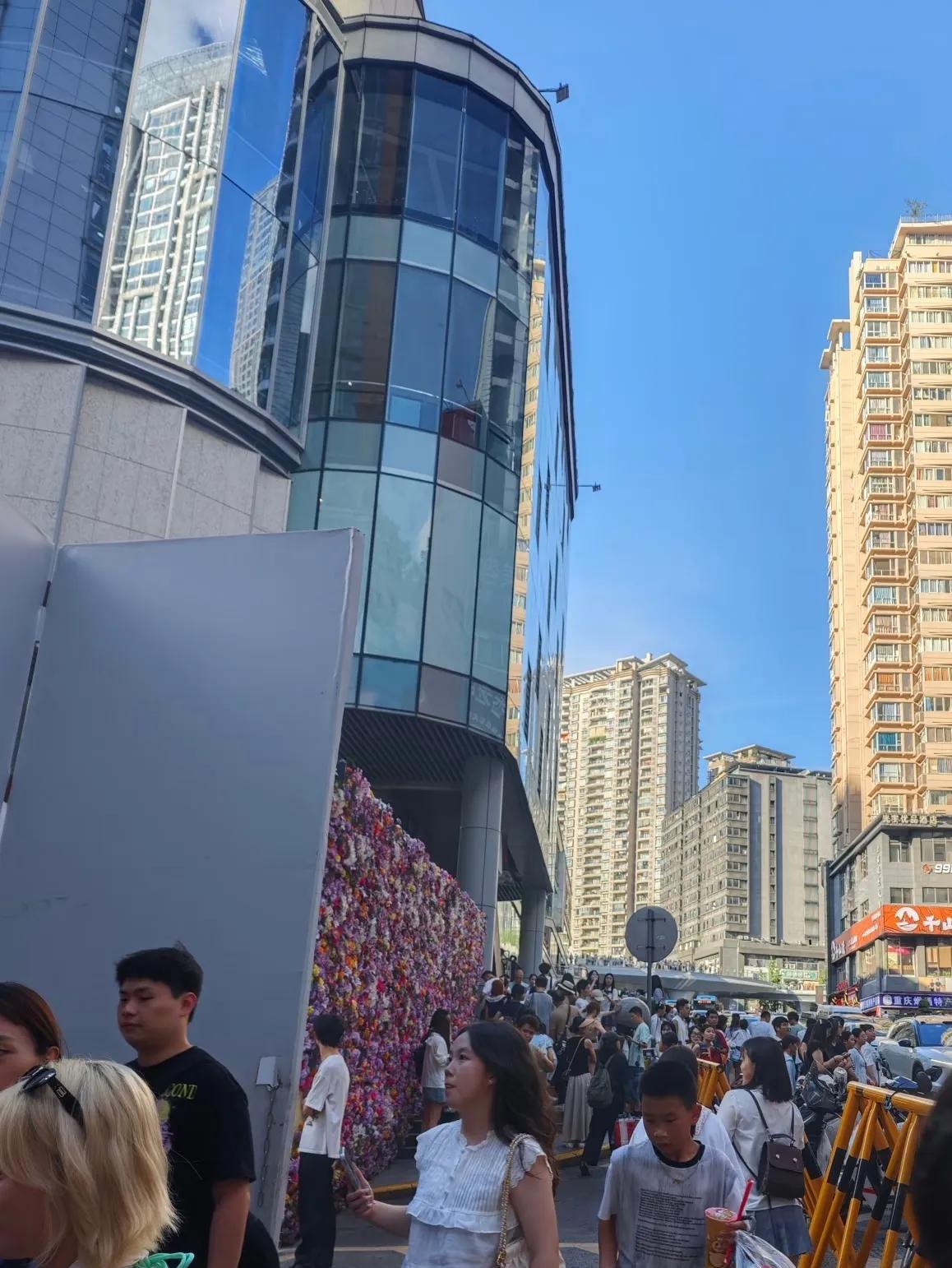重庆这夏天，真不是盖的，走在街上跟进了蒸笼似的，汗顺着脖子往下淌，黏糊糊的能把衣