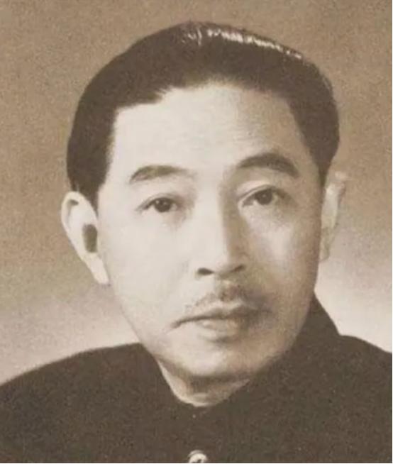 1928年，32岁的茅盾和23岁的女学生秦德君走到了一起。没过多久，秦德君意外怀