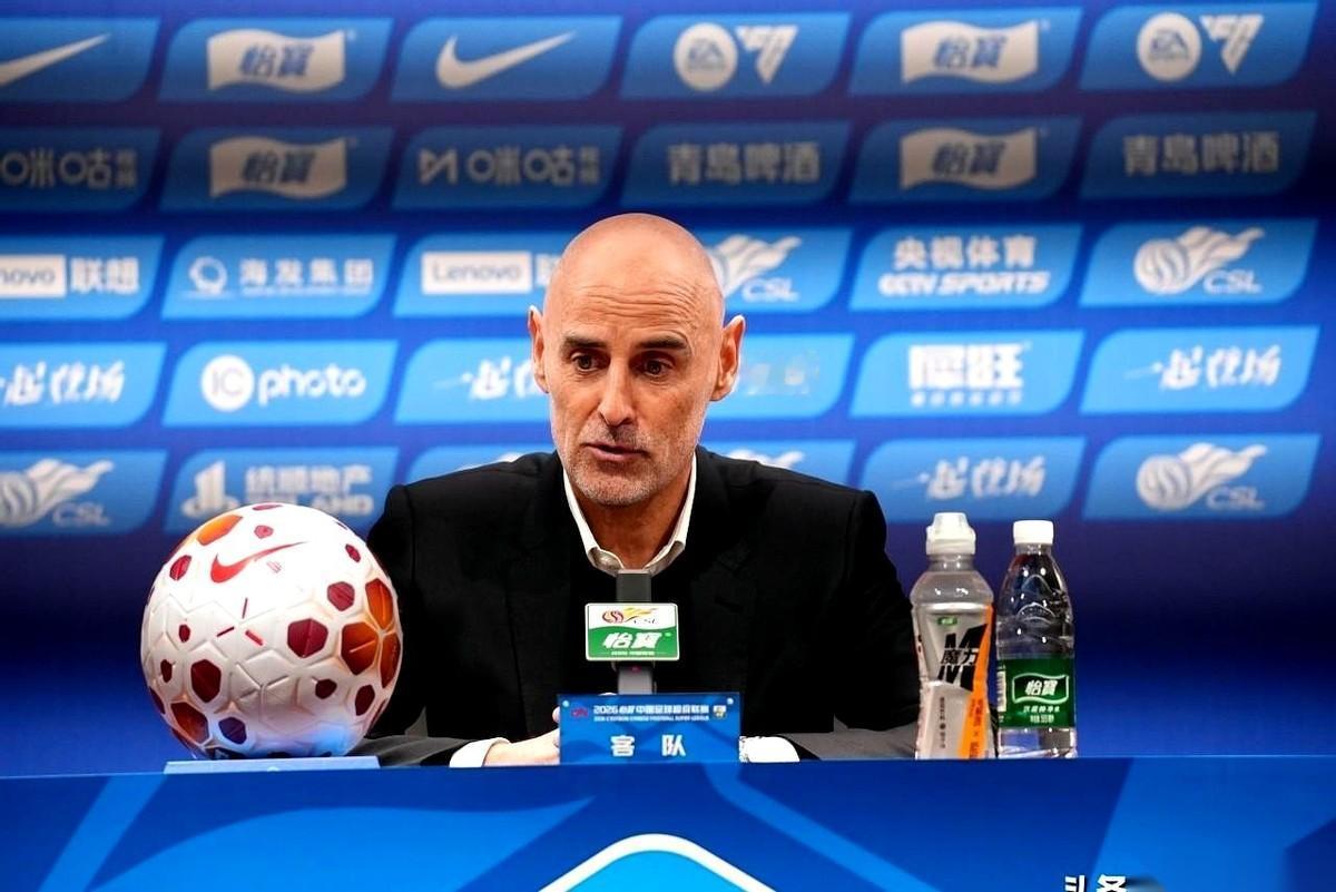 上海海港的主教练穆斯卡特，去年还是球迷捧上神坛、哭着喊着要足协请来执教国足的“天