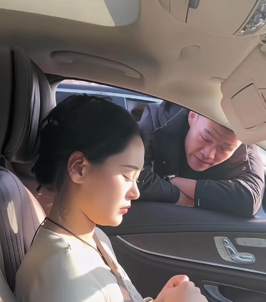 现在真的有这么大胆的男人吗？女人不想给微信，就主动探进车里，明显女生都不好意思