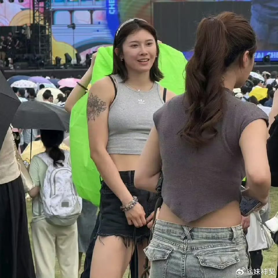 吴艳妮在成都，穿短裤大腿粗壮，一身奢侈品牌，表情自信又张扬！​​​