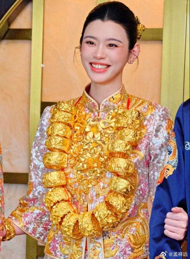 何猷君与奚梦瑶上月底才在澳门补办传统中式敬茶以及答谢宴。梁安琪把珍藏的婚嫁金器在敬茶这个传统节点交付