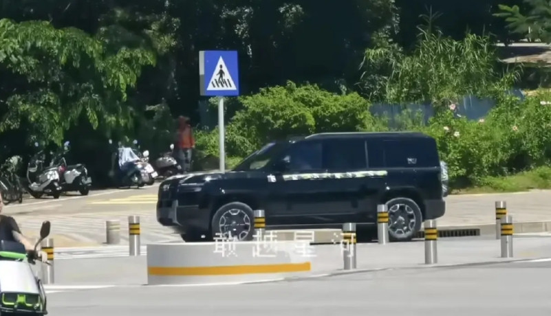 钛7的实车质感确实不错。比亚迪也罕见的用黑色当车型主打色。越野车倒也合理。预
