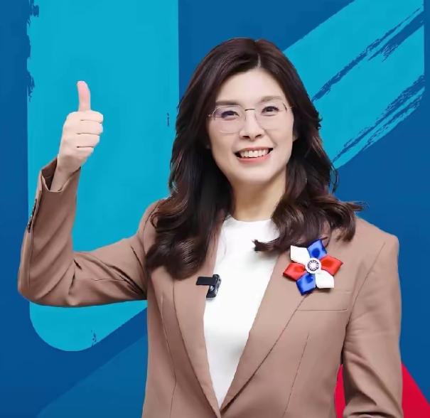 郑丽文这一招实在是高！10月10日，台当局举办所谓“双十”活动，陈
