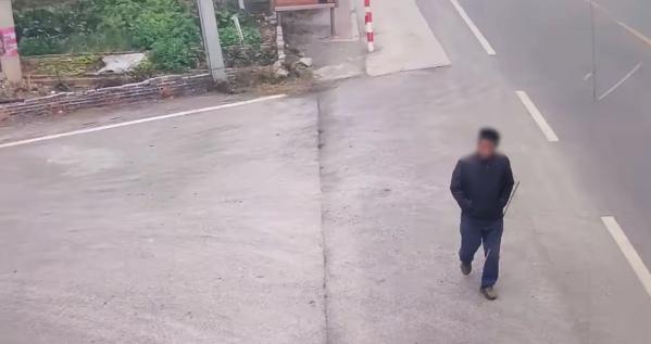 泪目！湖南，一46岁男子被确诊肝硬化，他怕拖垮家人，决定死在老家，给妻子留下一封