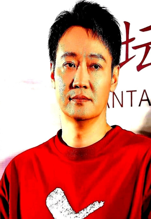 终于知道了北影节开幕式上的辛柏青被孤立的原因了当时8位主演走红毯，他一个人落