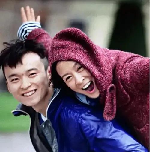 董子健与孙怡的婚姻曾让王京花操碎了心。董子健和孙怡奉子成婚，王京花对这段婚姻一直