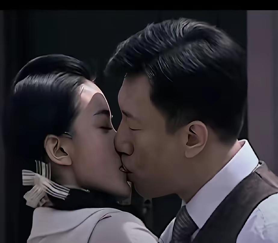 借位吻戏能适应不同演员对亲密戏的接受程度。但是这个我看着应该不是假的应该是真