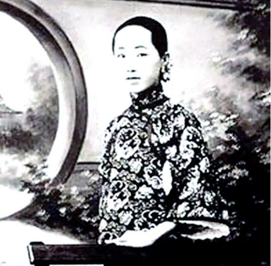 1903年，梁启超把全家人接到了日本。他一见到妻子的“陪嫁丫鬟”王桂荃，眼睛顿时