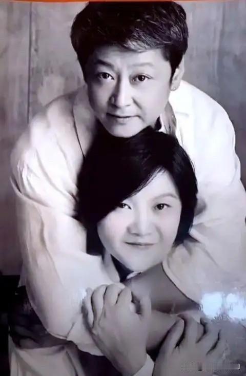 洪晃最近讲了她住在北京郊区农村里一群邻居画家艺术家们的奇葩故事。洪晃隔壁邻居的一