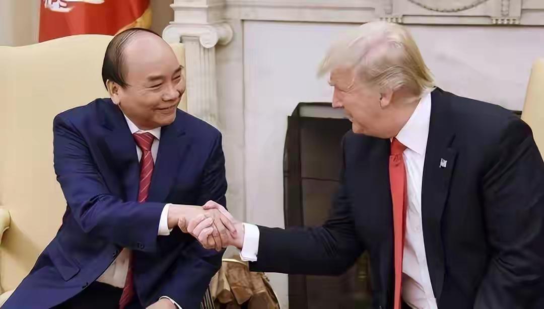 讨好美国，背叛中国，下场可悲！你再哭，有谁还能为你擦去泪水？半年前的2025年