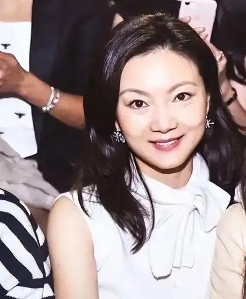 张艺谋对妻子陈婷那叫一个迷恋！为啥呢？只因陈婷骨相超棒，符合他的上镜标准。张艺
