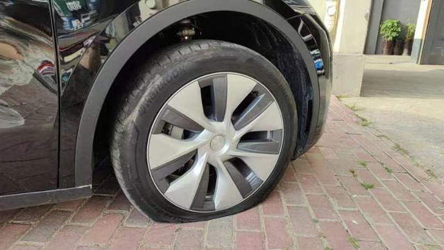 3000公里一条胎至今一个月多点。开了三千来公里，昨天就爆了一条胎1500块。