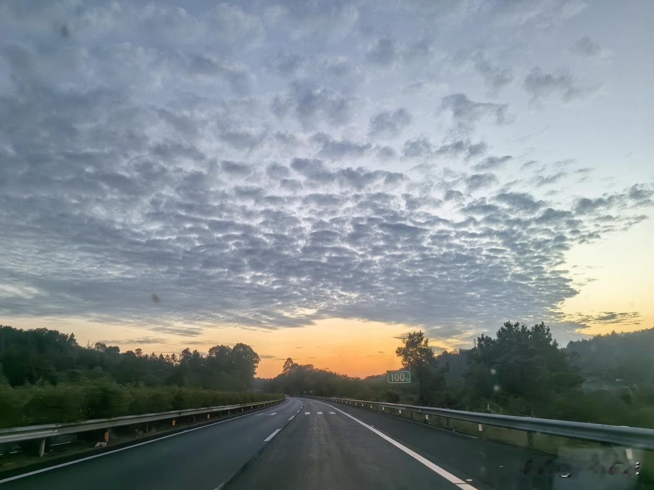 普通人学投资，第一阶段努力赚钱，有一定的本金（弄个几万块去投资，那是挣个零花钱