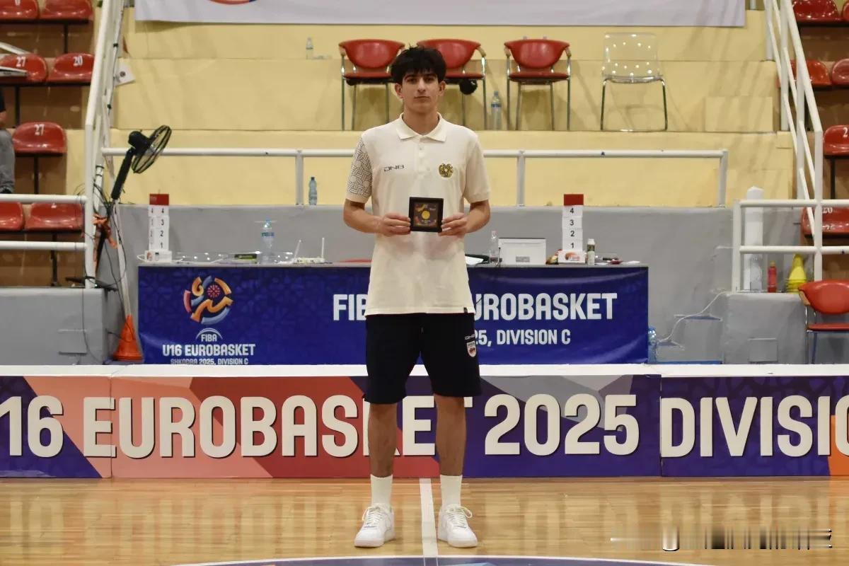亚美尼亚后卫EdgarAgabekyan是U16欧青赛C组得分王，场均得到24