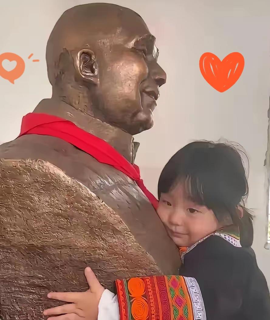 谁能想到，成都这位妈妈带3岁女儿去大凉山游玩，孩子突然挣脱怀抱，扑向一尊石像死死