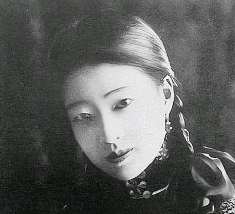 1955年，章士钊在北京菜市场闲逛，看到一卖卷烟的妇女，大吃一惊，连夜给毛主席写