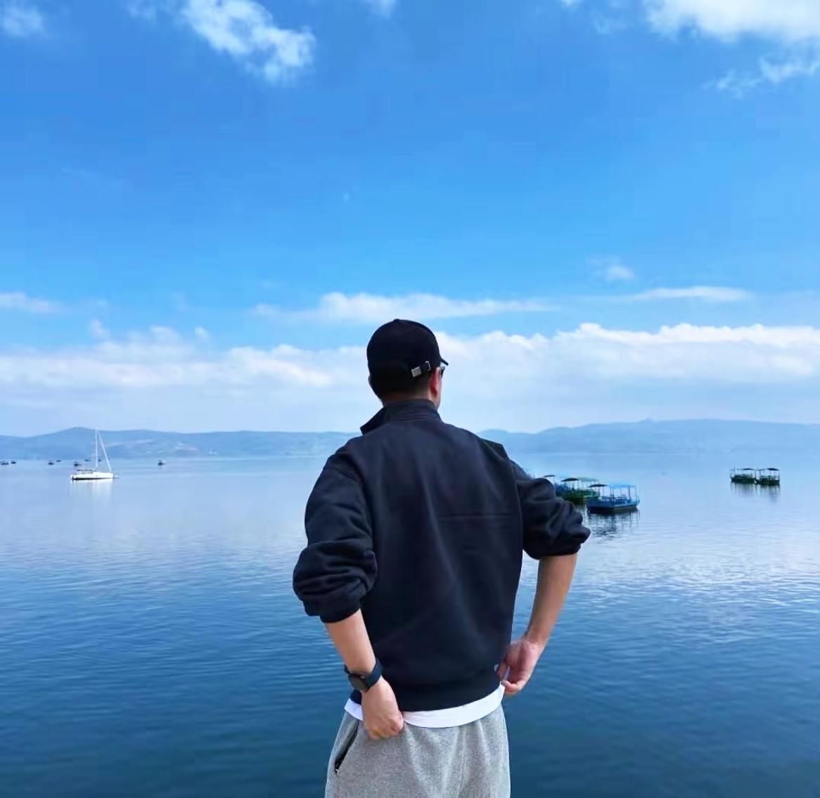 有没有发现，男人只要穿着整齐，面容清爽干净，胡须剃干净，头发修剪整齐，日常做事