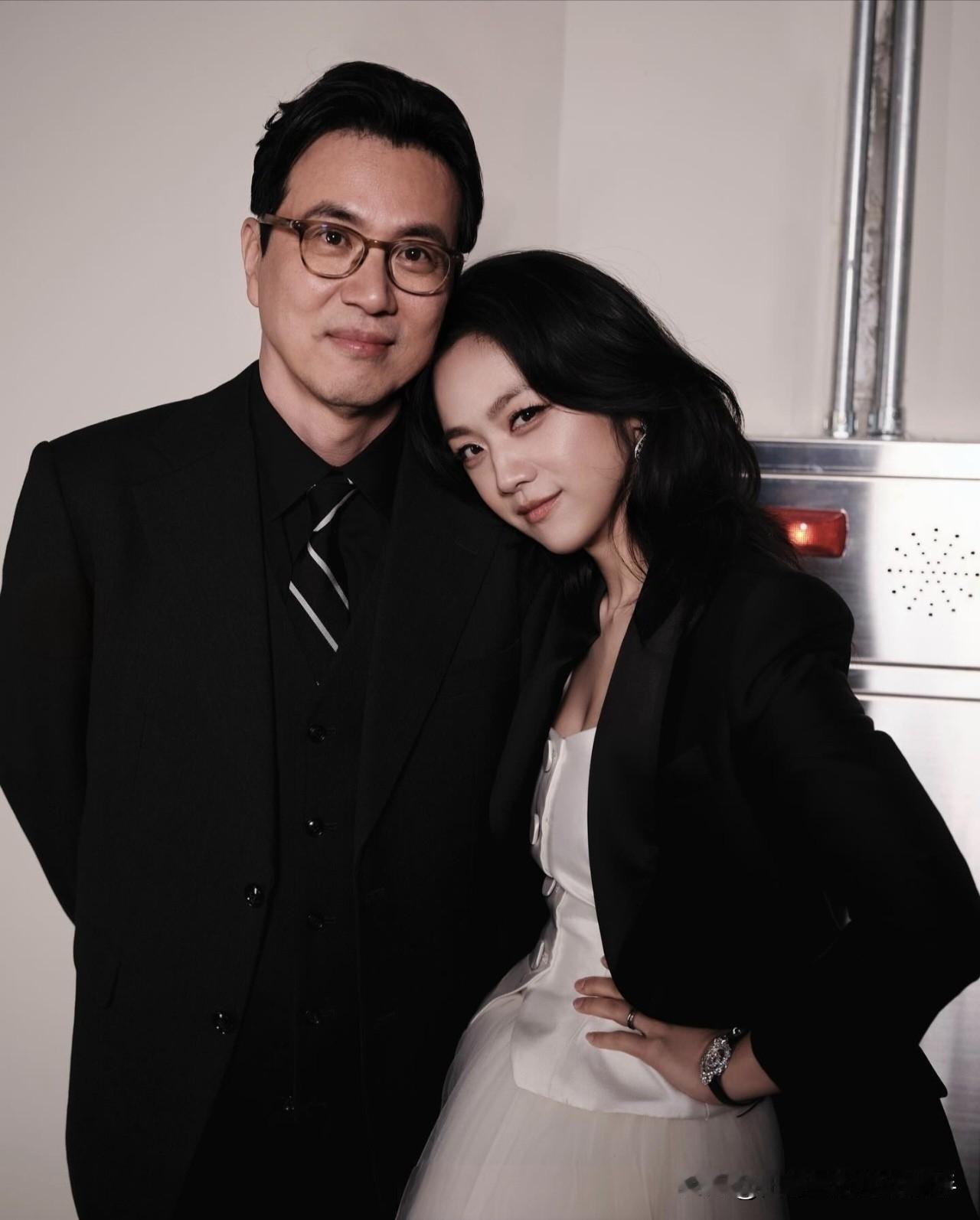 看这状态应该是嫁对人了。青龙奖后台，和丈夫金泰勇你侬我侬的汤唯。算下来，两人20