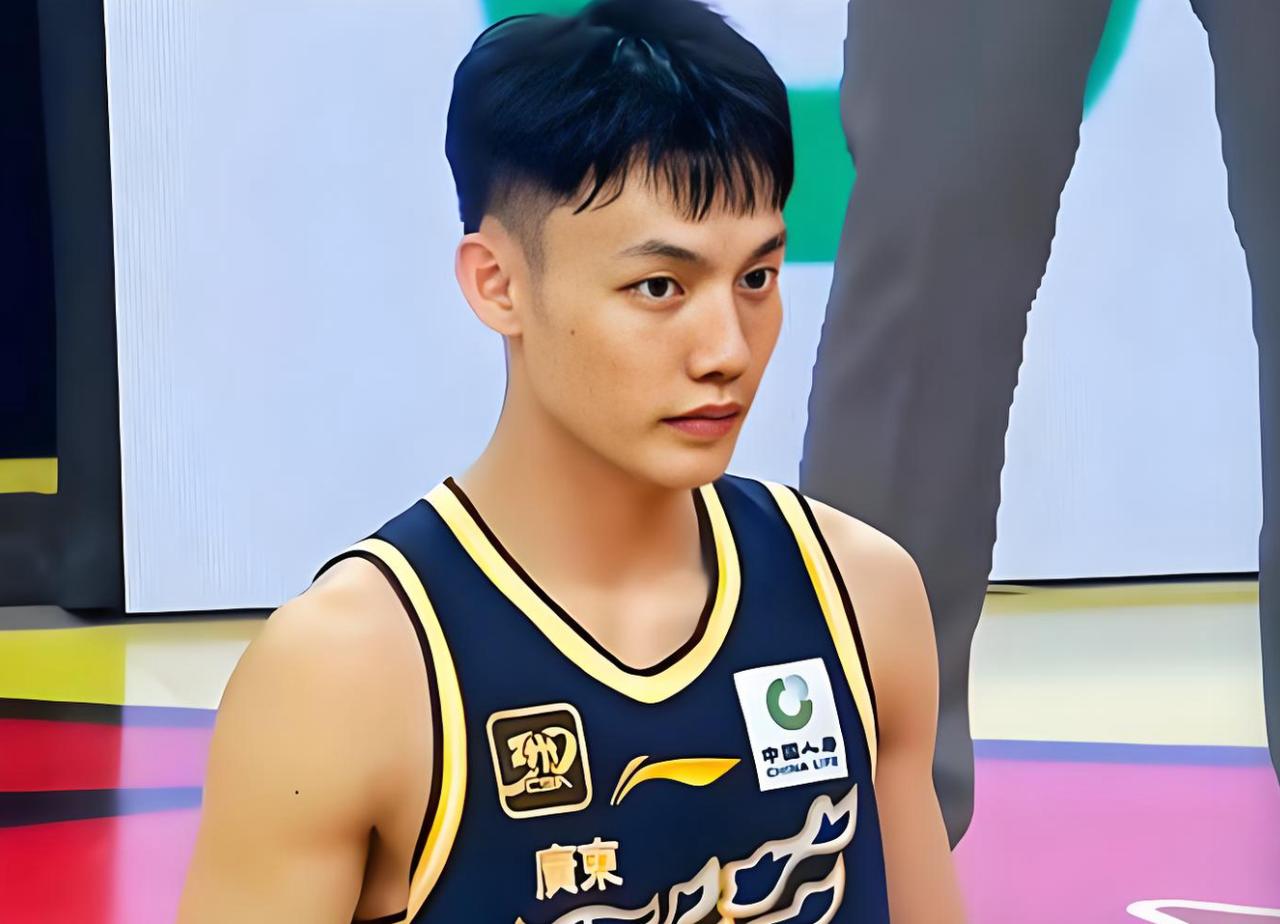CBA解说员说了一句大实话！徐杰如此厉害，怎么进不了中国男篮？昨晚，CBA联赛