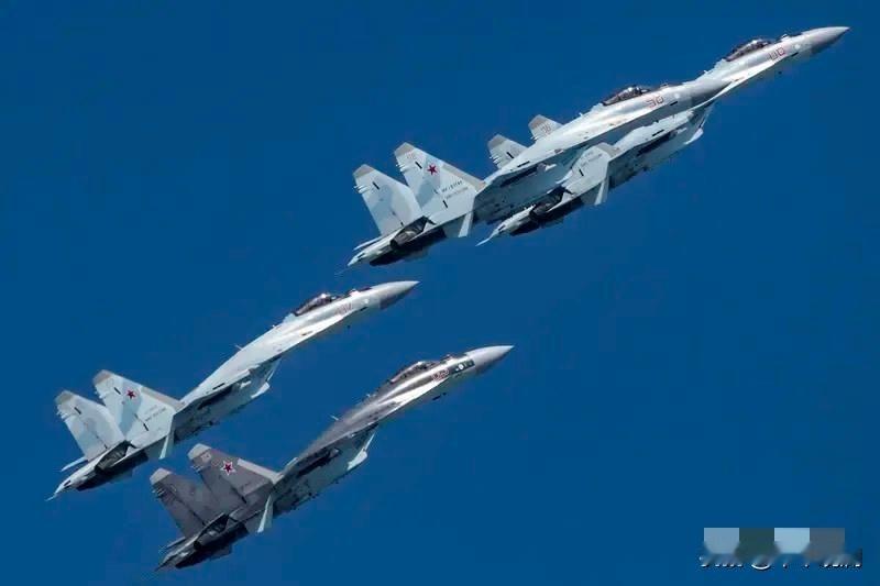 中美空军的顶级战力已经相差无几。美国F22，F35两款五代机大概在1000架左