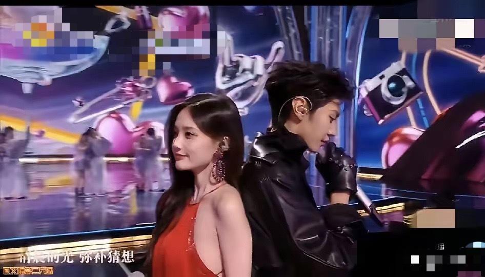 李一桐假唱李一桐想解释都没法解释，那就是她竟然在晚会的舞台上公然假唱！说真的