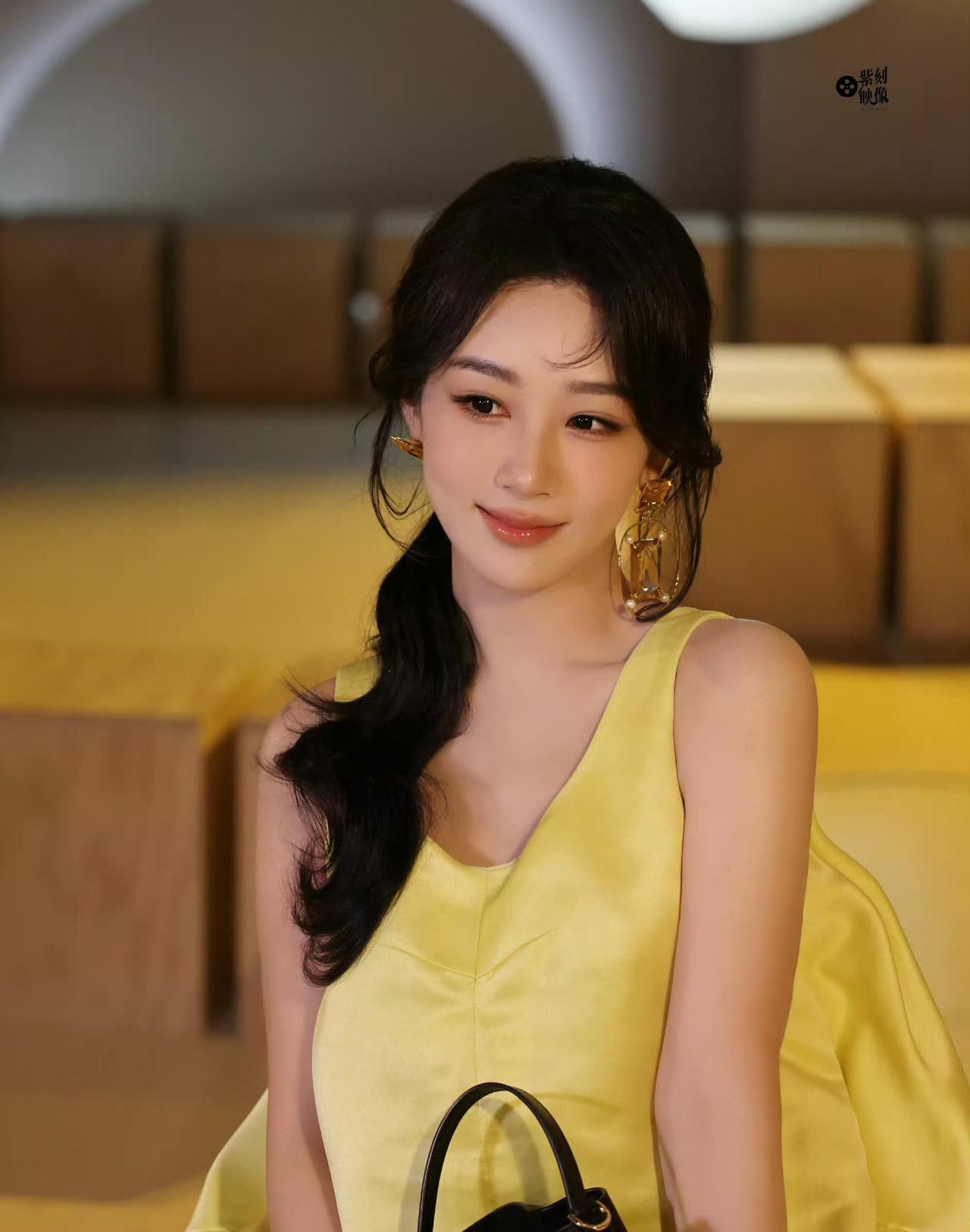 一开始我怀疑是衣服的问题，后来我怀疑是发型的问题，但到后面我才反应过来，都不