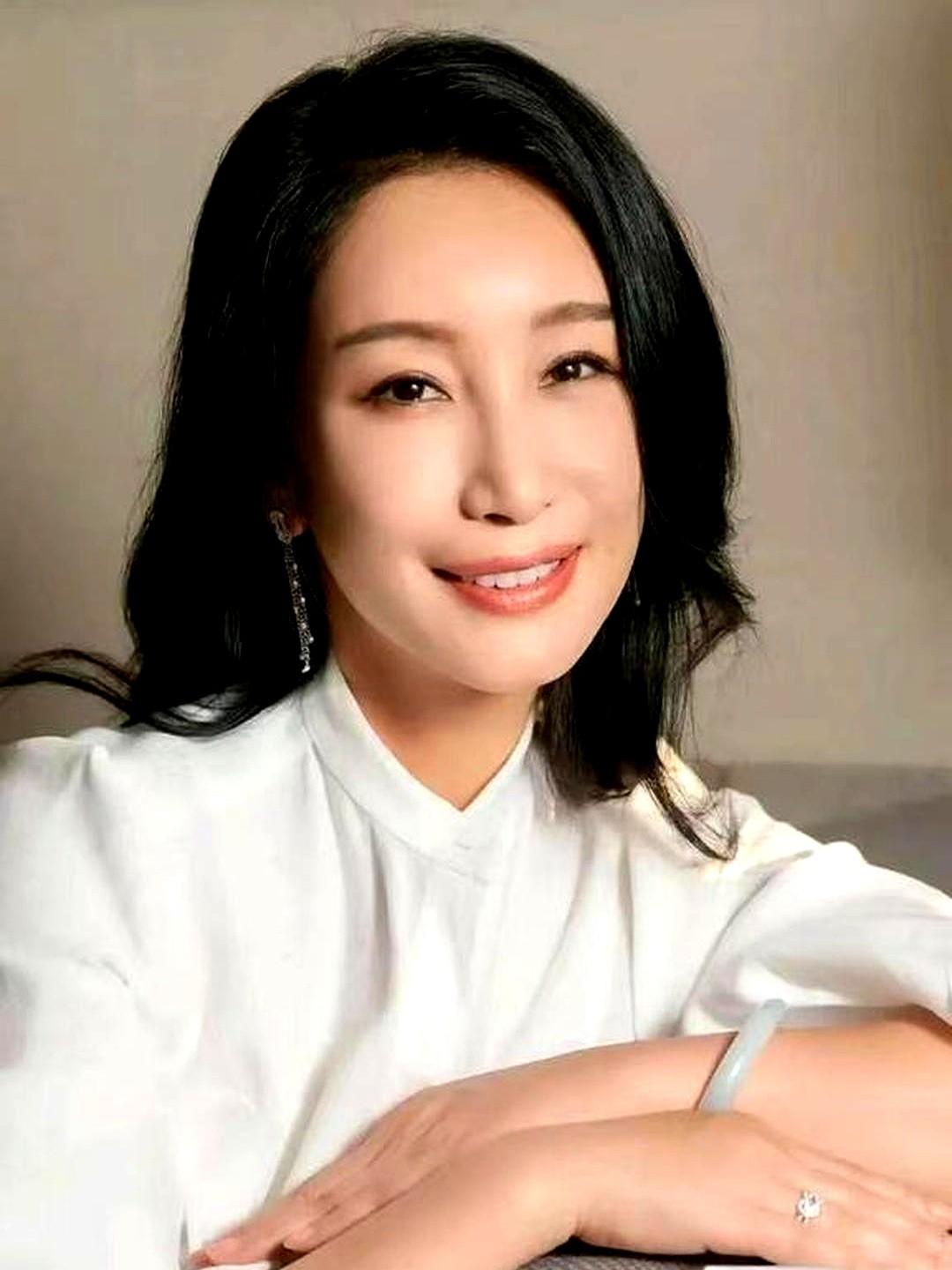 秦海璐问郭麒麟："我和你妈谁更漂亮?"郭麒麟根本不张嘴回答，他直接用一个动作就