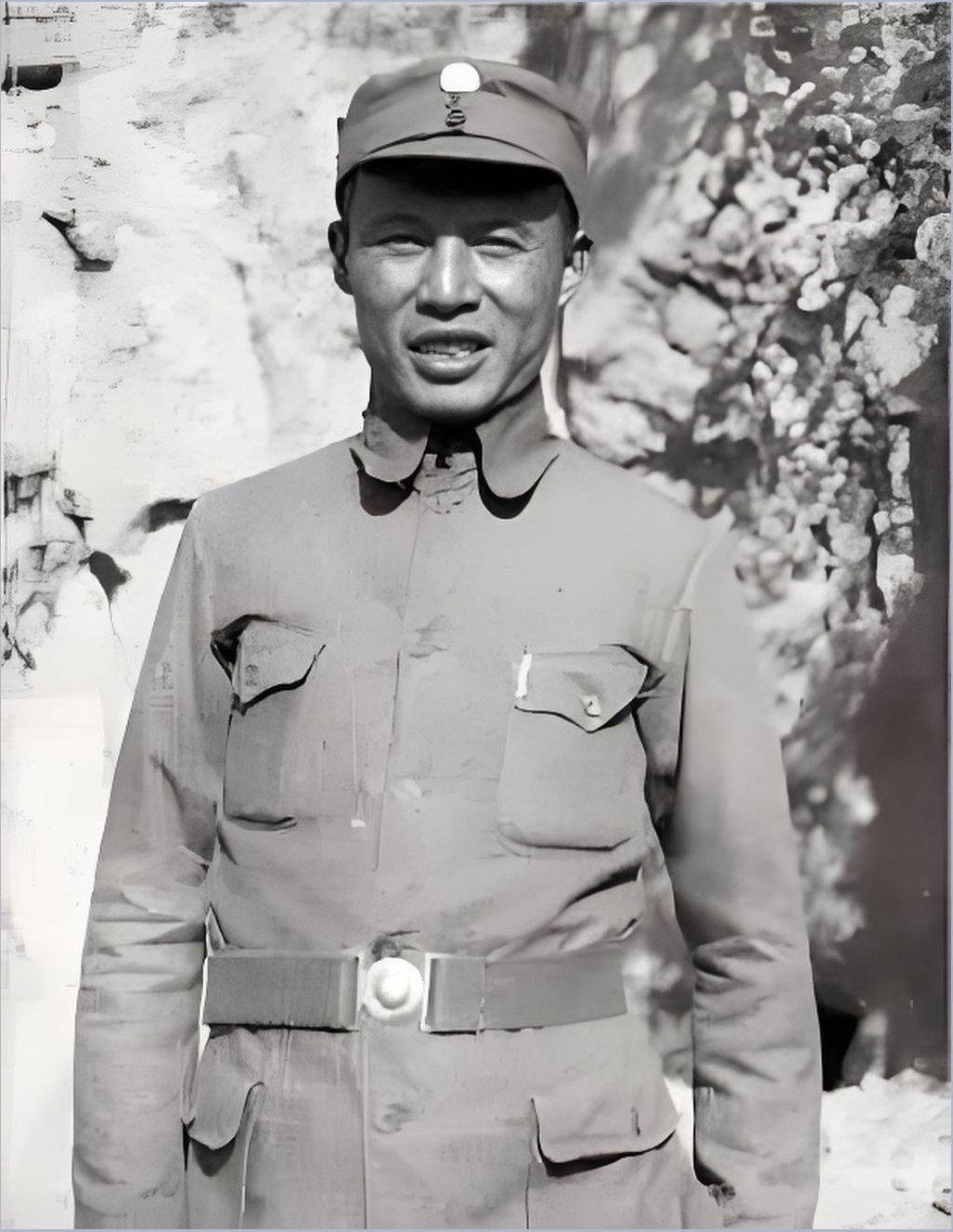 1940年河北，参谋长带7个连被1万8千日军包围，他向文工团借了套戏服，天亮后伪