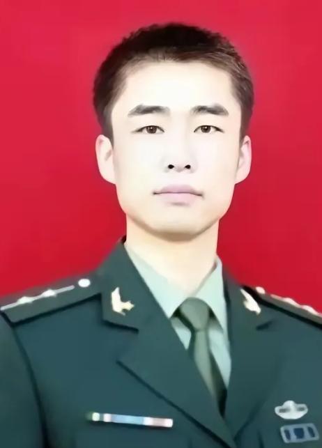 2012年，一军人请假回去探亲，超期迟迟没有归队，上级打电话问责，3岁女儿接起电