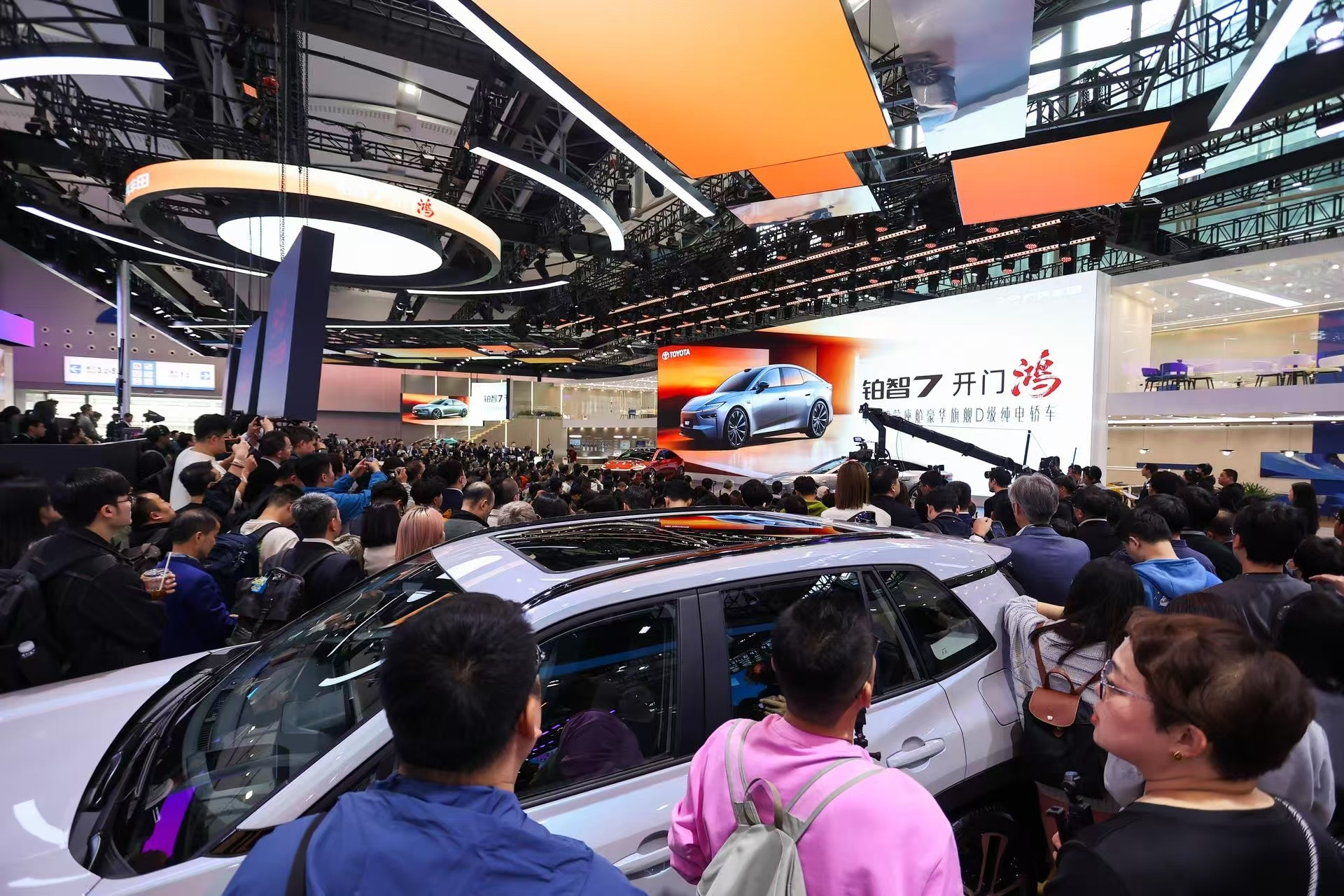 广州车展上，广汽丰田的展台被围得里三层外三层，不少人都是冲着铂智7来的。车门一开
