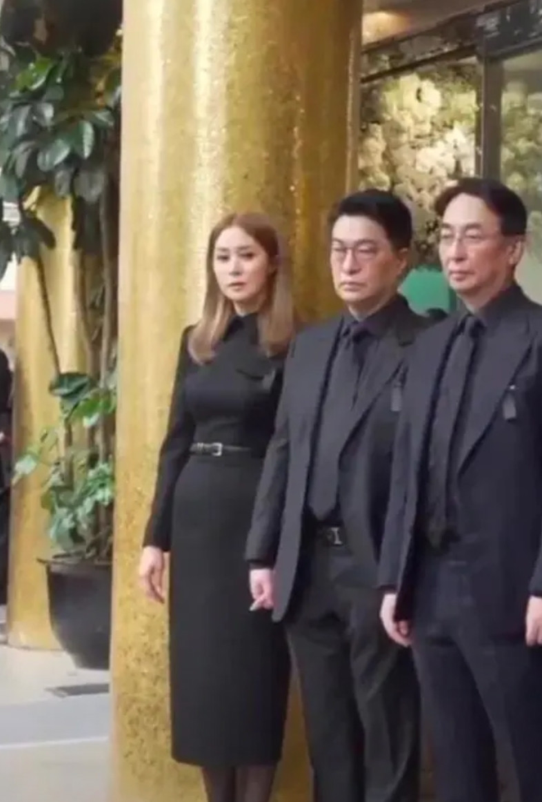 徐子淇估计是公公李兆基葬礼上最伤心的人了。她金色头发在一众人中格外夺目。身穿