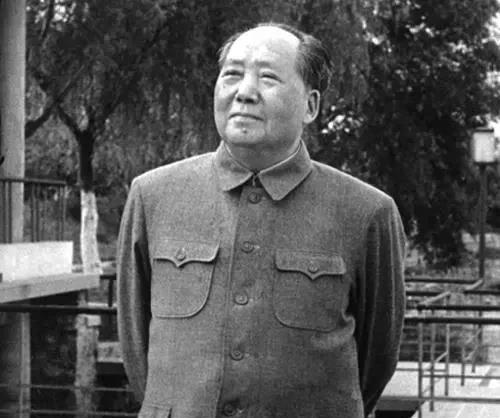 毛主席面对丘吉尔的挑衅时让他无言以对，斩钉截铁地说：“你来找我，我就会打你。”丘