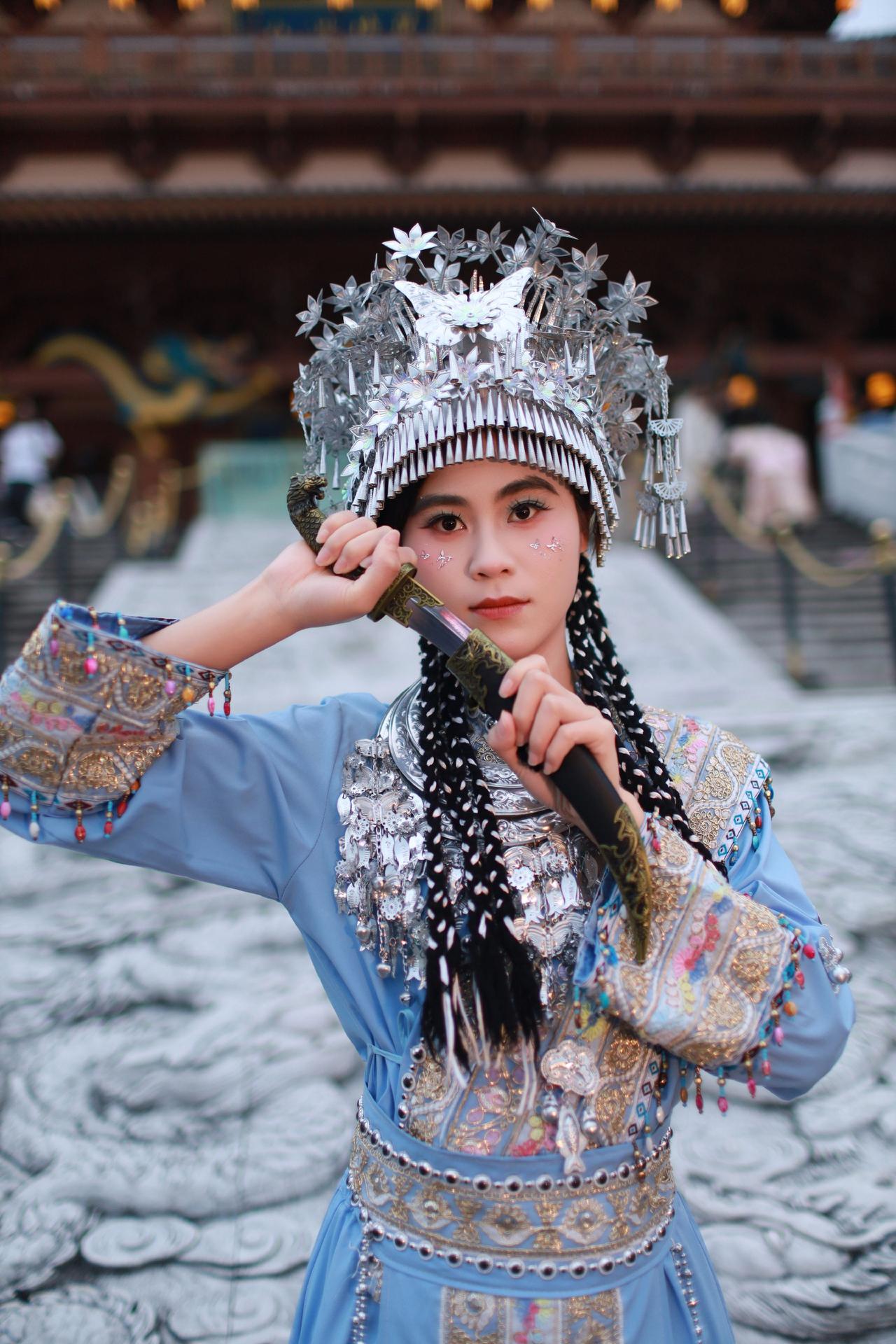 苗族妆造体验少数民族服饰不一样的苗服体验凤凰古城苗族服饰秀出你的民族范儿