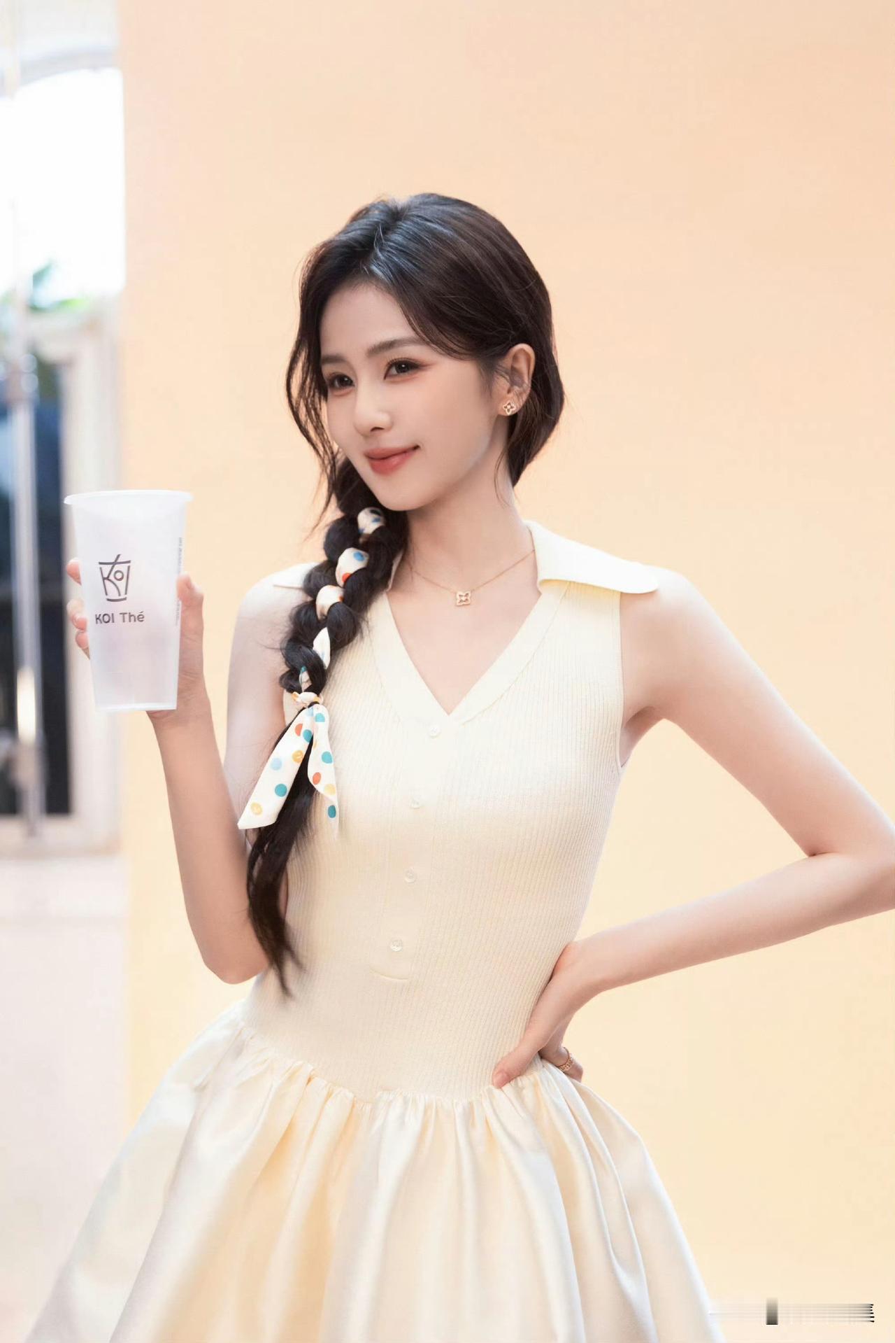 白鹿清甜奶茶写真，少女感直接拉满白鹿白鹿奶茶写真女明星穿搭夏日甜妹穿搭