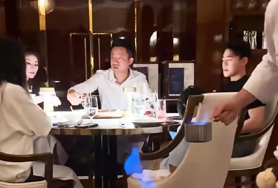 网友偶遇汪小菲一家，小箖箖又低头玩手机。说实话，小孩子戒手机瘾确实是不容易，不