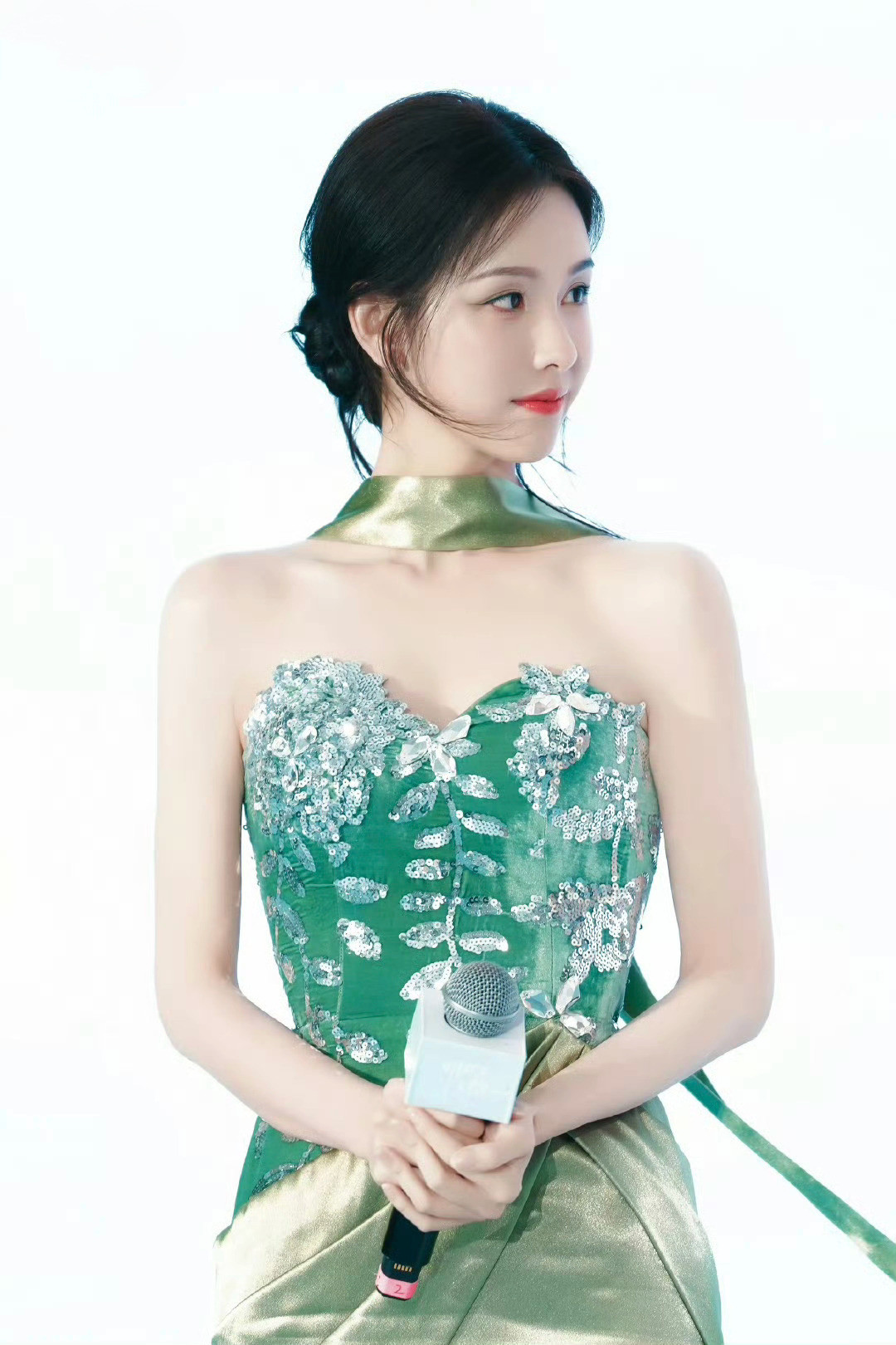 陈都灵4月22日，陈都灵于杭州西湖边亮相。她身着浅绿色新中式抹胸鱼尾长