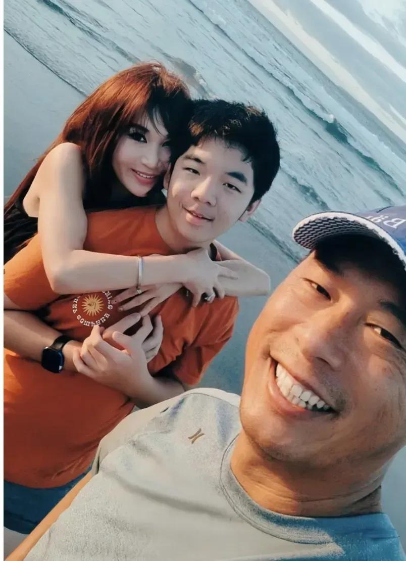 我怀疑温碧霞这个养子就是她的亲生儿子！虽然这个男孩颜值不高，但是他的人中和嘴