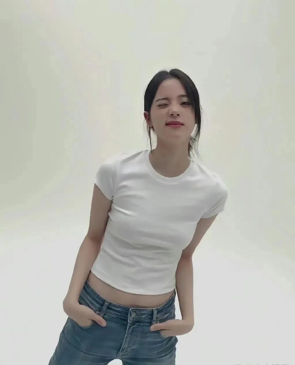 谁懂啊！欧阳娜娜把“基础款穿出高级感”玩明白了👖紧身白T勾勒出腰线，牛仔裤一