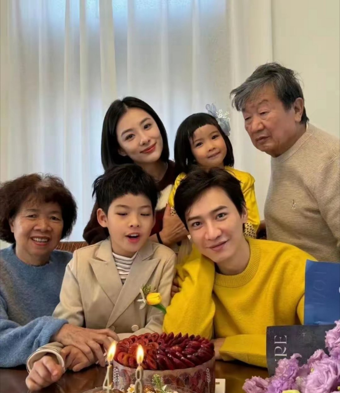 45岁的刘璇，保养的太好了！老公大她一岁也是相当的帅气太般配了