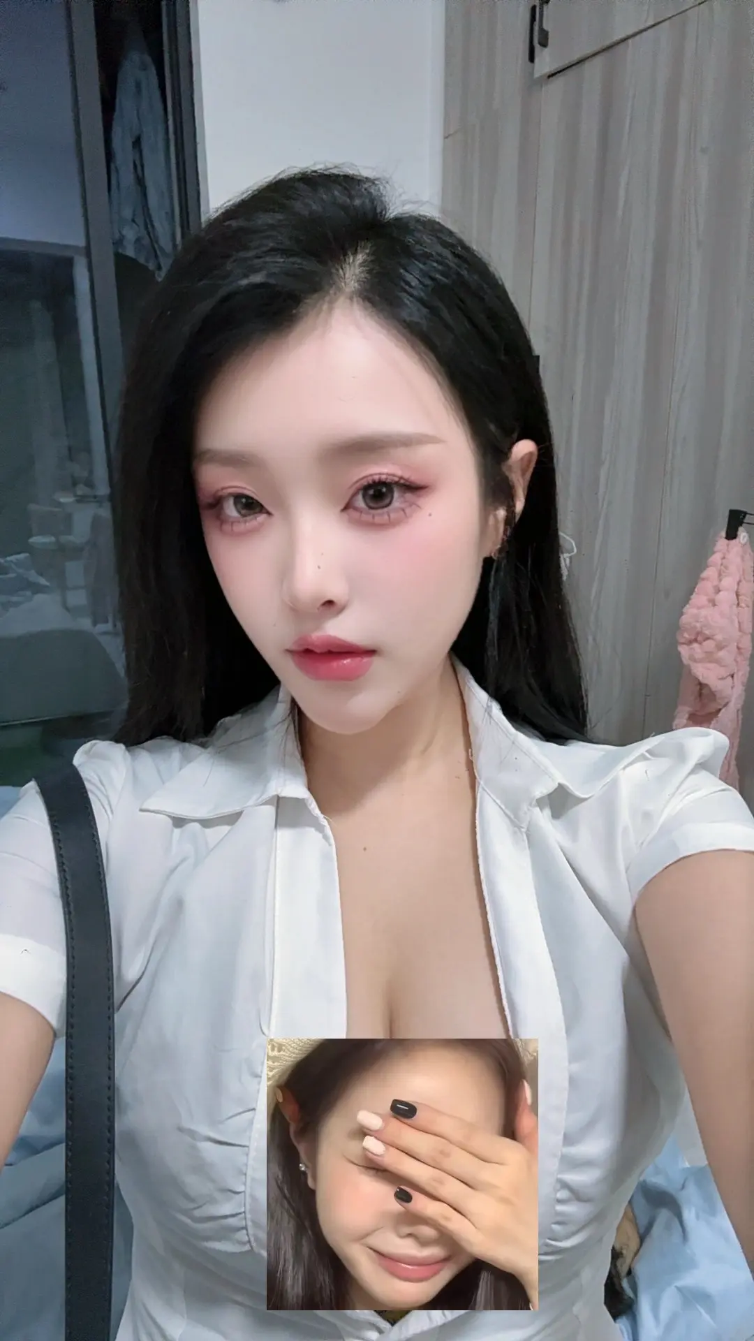同一个人同一套衣服  自拍，我长这样 上台演出，你看得出来是我吗？这灯...